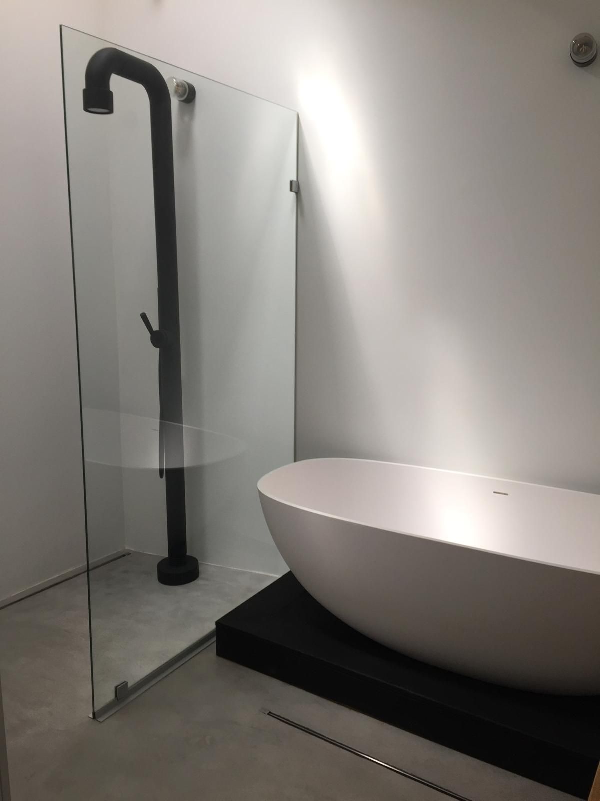 Seamless microcement bathroom in a warm neutral finish